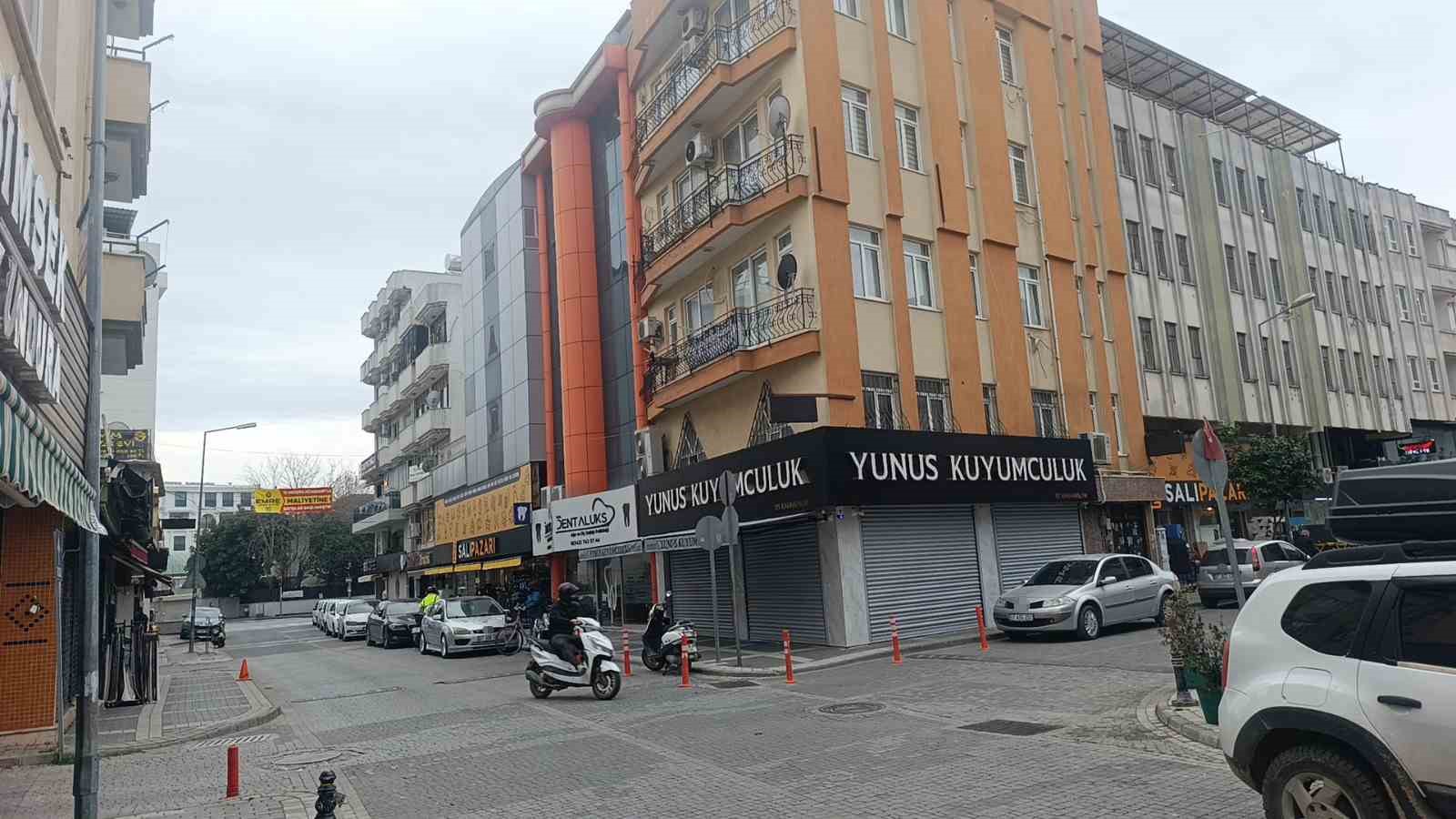 Otomobille motosikletin çarpışma anı kamerada: 1 yaralı
