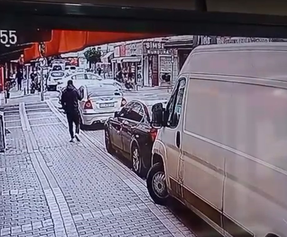 Otomobille motosikletin çarpışma anı kamerada: 1 yaralı
