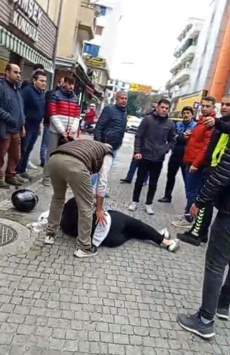 Otomobille motosikletin çarpışma anı kamerada: 1 yaralı
