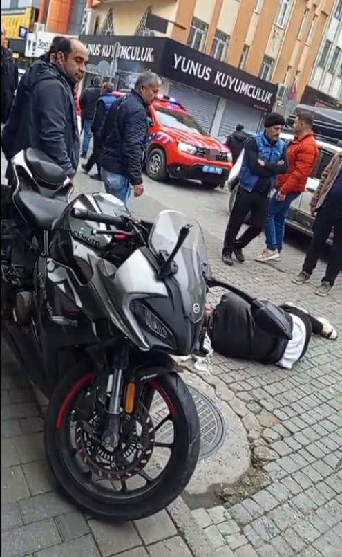 Otomobille motosikletin çarpışma anı kamerada: 1 yaralı
