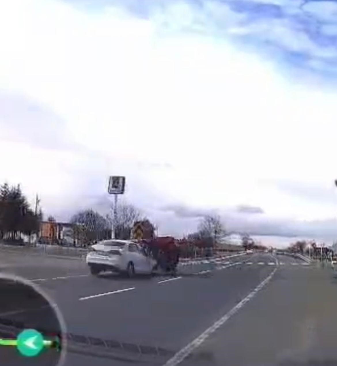 Otomobille traktör çarpıştı: 2 yaralı
