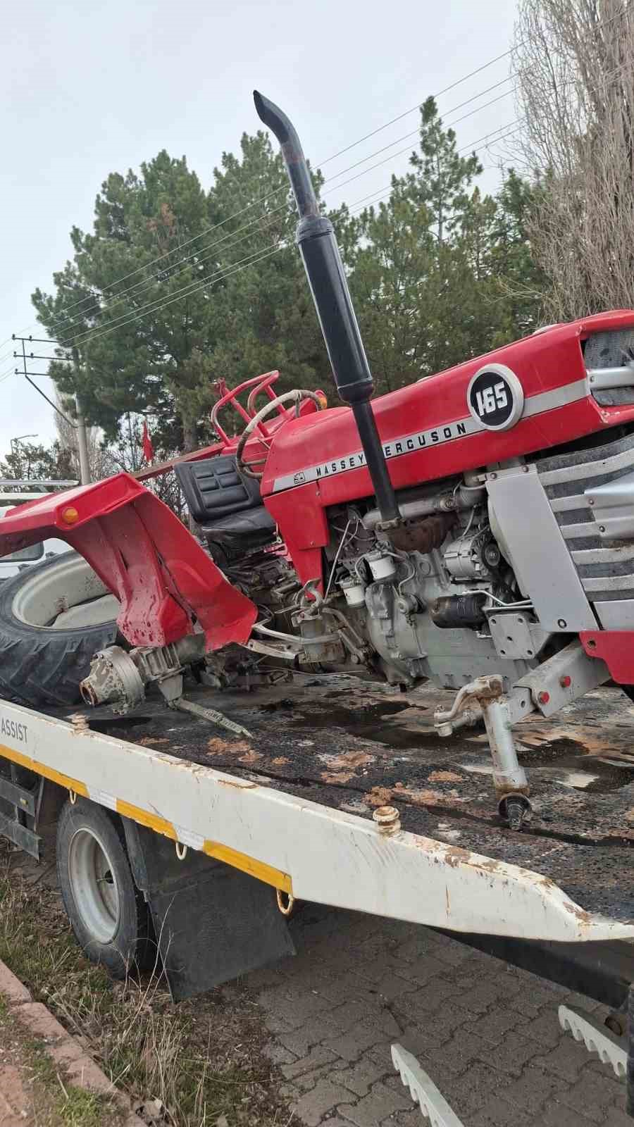 Otomobille traktör çarpıştı: 2 yaralı
