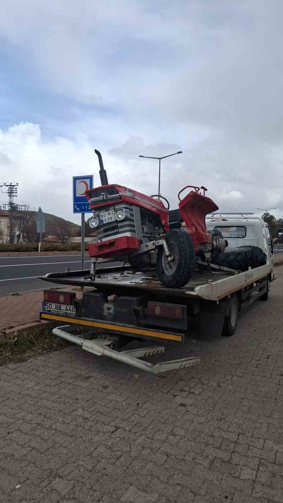 Otomobille traktör çarpıştı: 2 yaralı
