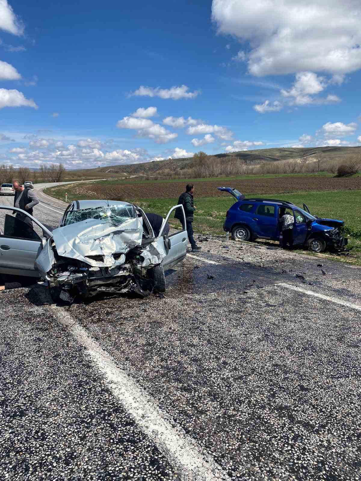 Otomobiller çarpıştı 4 kişi yaralandı
