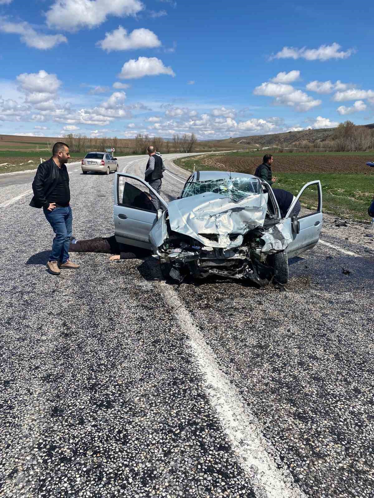 Otomobiller çarpıştı 4 kişi yaralandı
