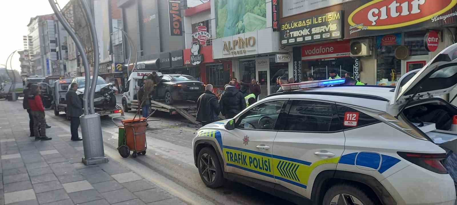 Otomobiller kafa kafaya çarpıştı, 1 yaralı
