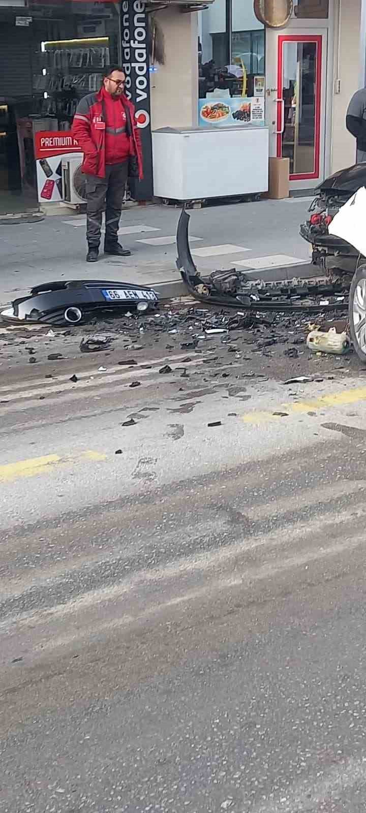 Otomobiller kafa kafaya çarpıştı, 1 yaralı
