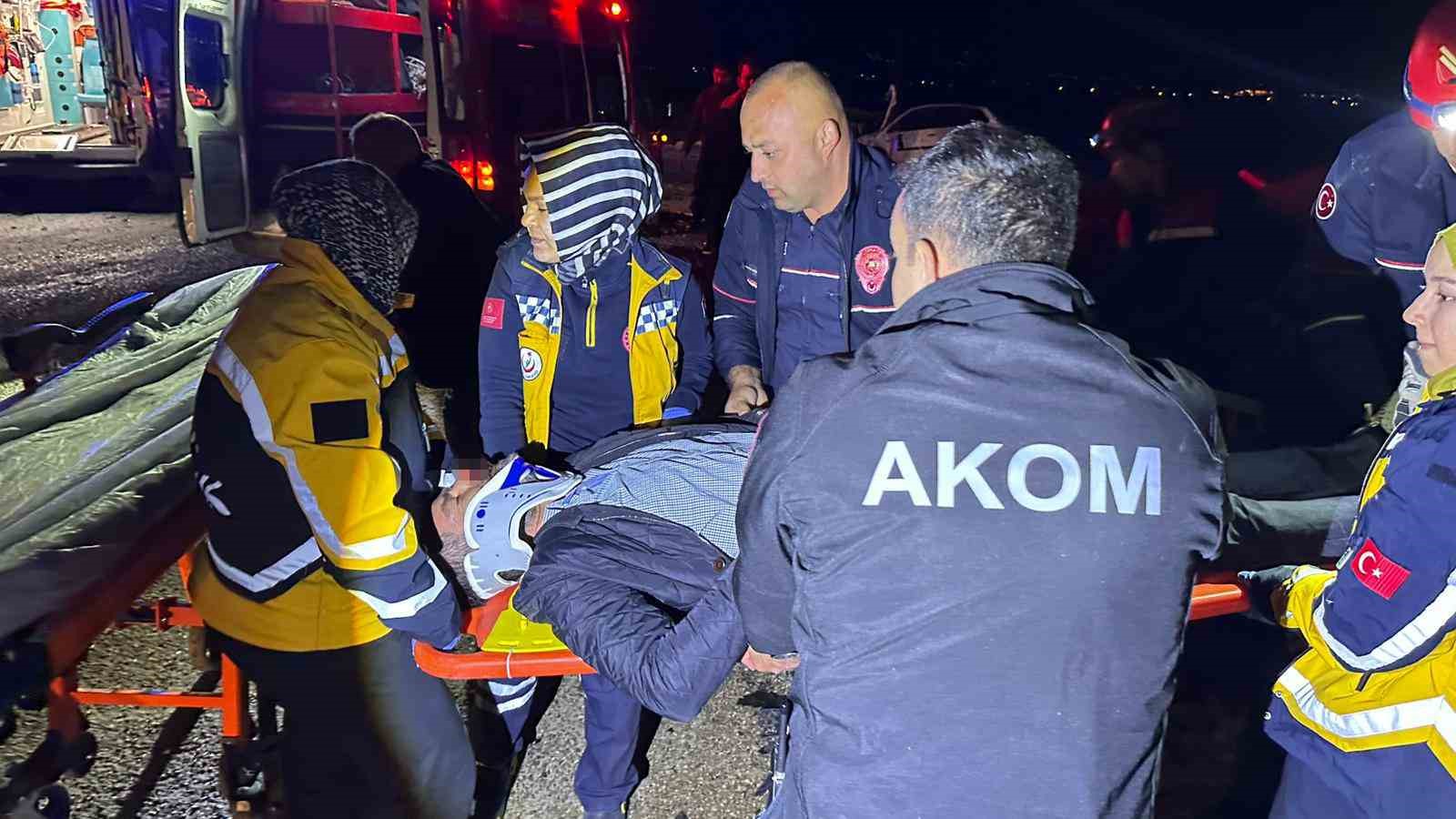 Otomobiller kafa kafaya çarpıştı: 2 yaralı
