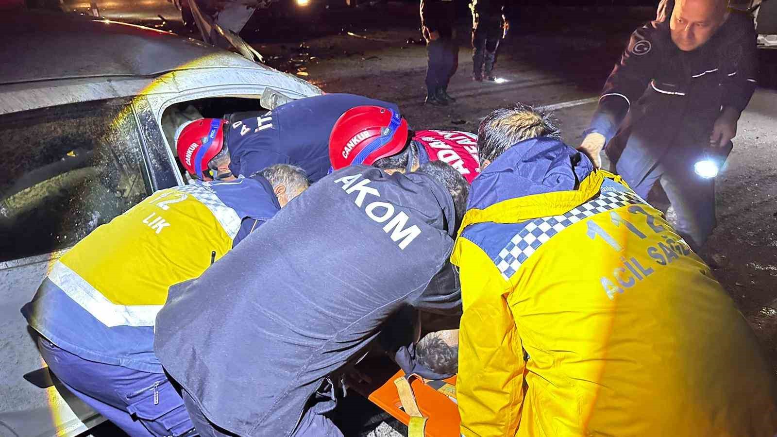 Otomobiller kafa kafaya çarpıştı: 2 yaralı
