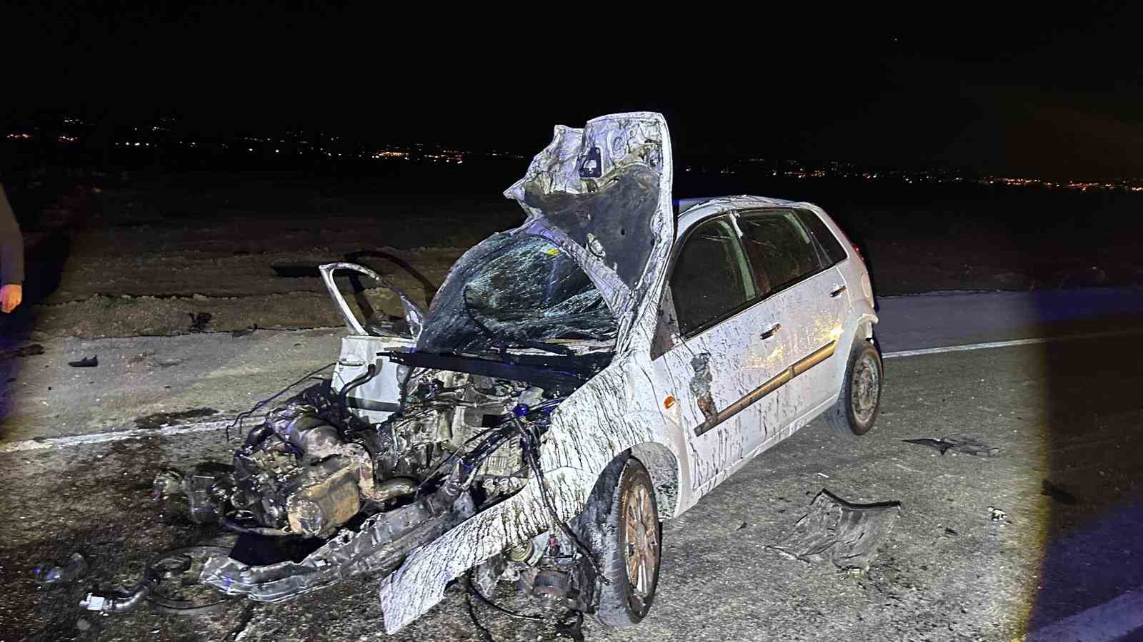 Otomobiller kafa kafaya çarpıştı: 2 yaralı
