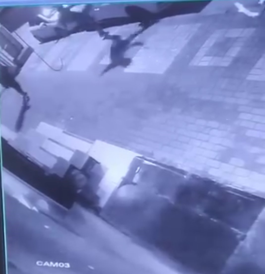 Otomobillerin aynalarını kırıp camlarını yumrukladılar, hiçbir şey olmamış gibi gittiler
