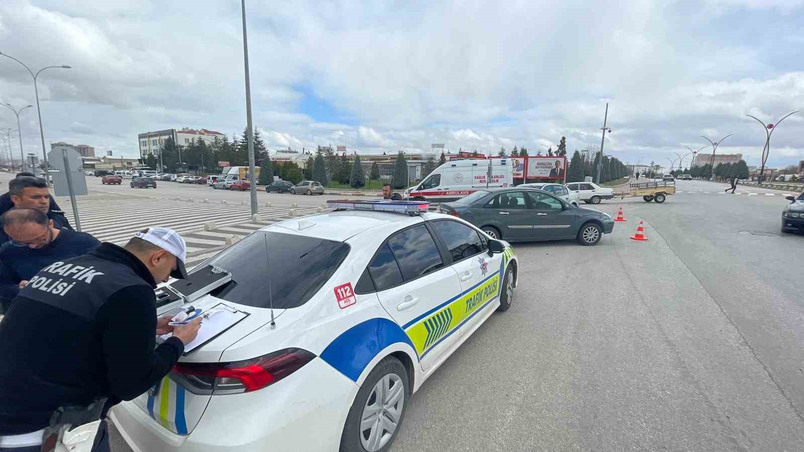 Otomobillerin çarpıştığı an kameraya yansıdı: 1 yaralı
