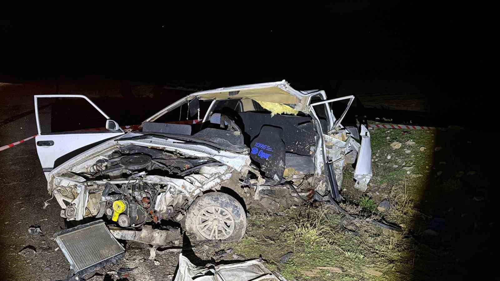 Otomobillerin kafa kafaya çarpıştığı kazada 1 kişi öldü, 1 kişi yaralandı
