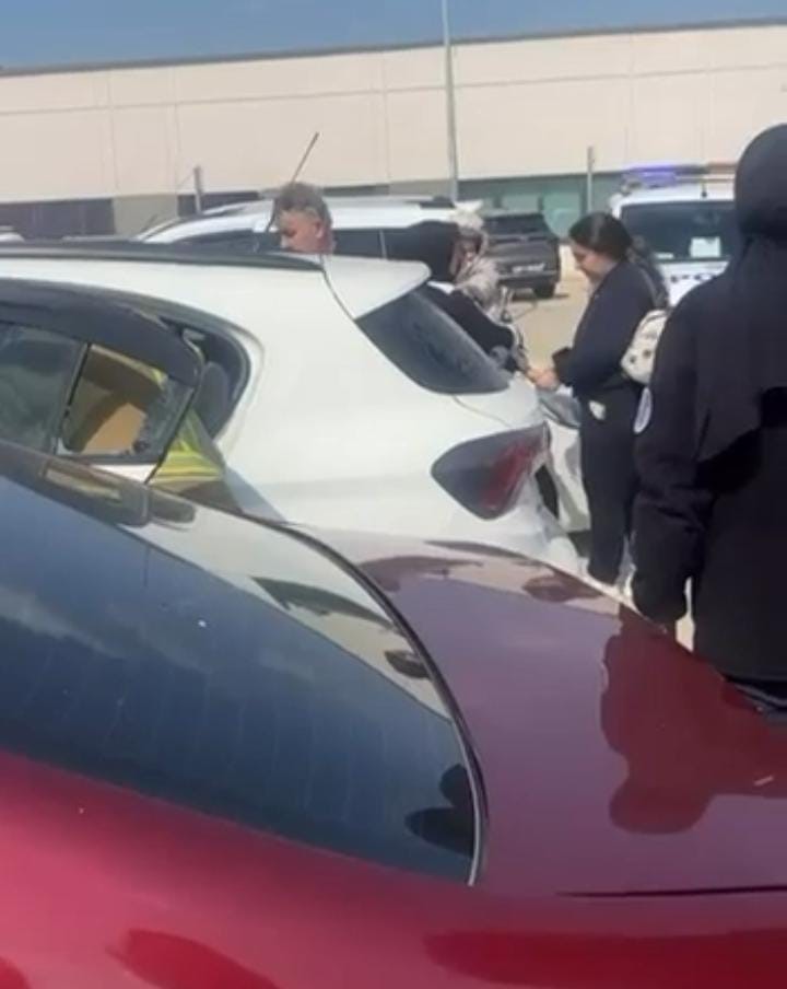 Otoparkta panik dolu anlar... Araçta kilitli kalan çocuk cam kırılarak kurtarıldı
