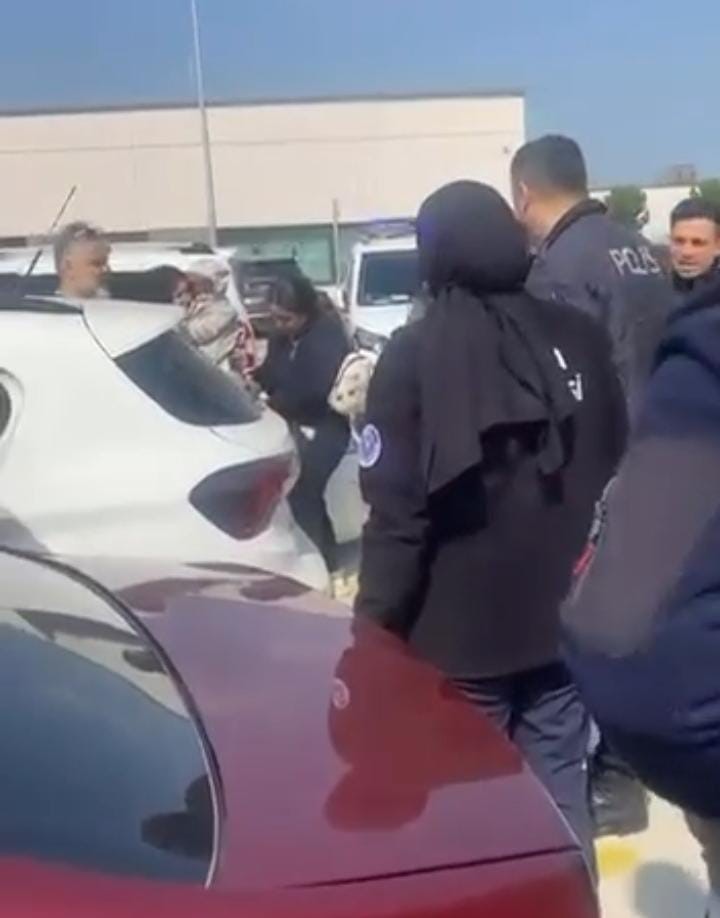 Otoparkta panik dolu anlar... Araçta kilitli kalan çocuk cam kırılarak kurtarıldı
