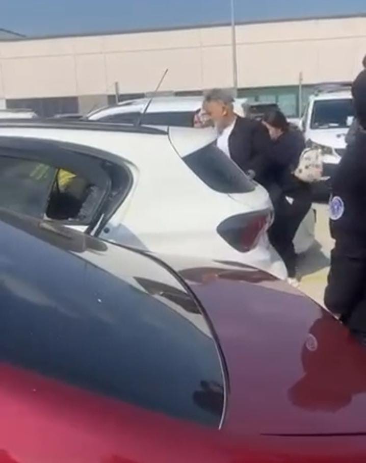 Otoparkta panik dolu anlar... Araçta kilitli kalan çocuk cam kırılarak kurtarıldı
