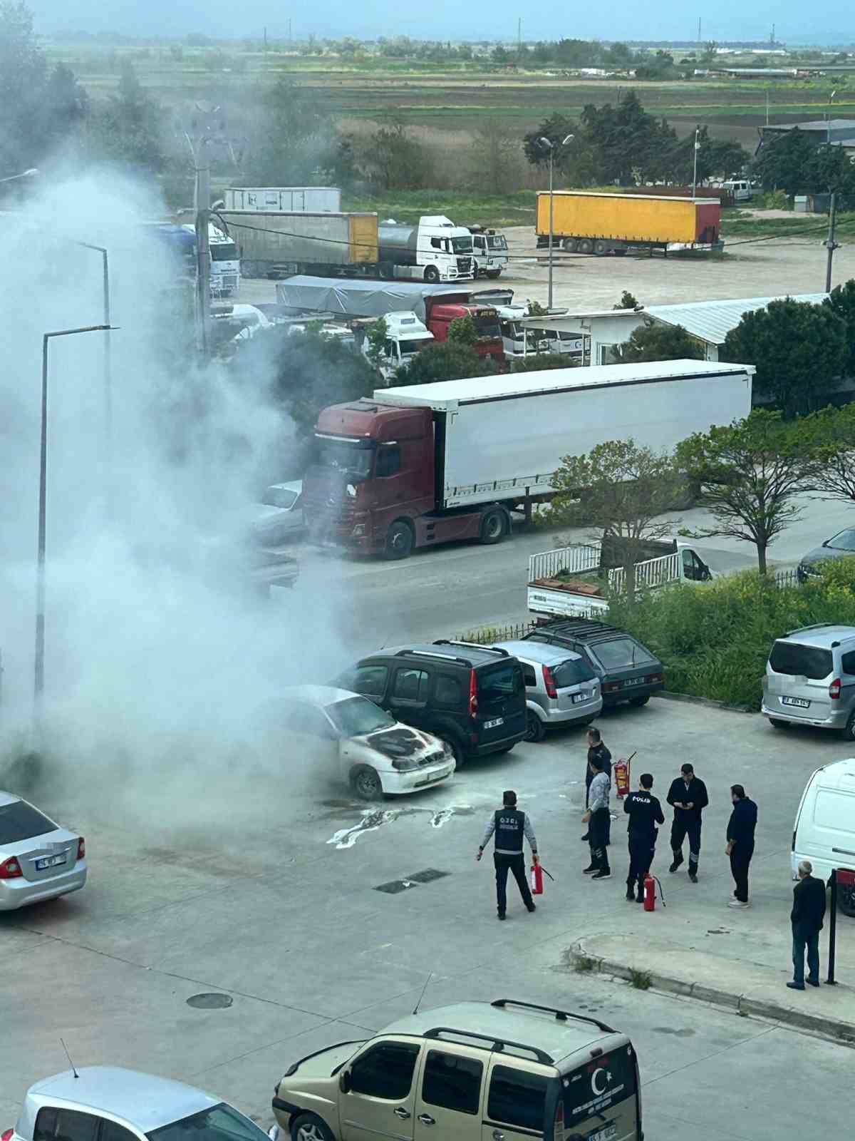 Otoparktaki otomobil, alev topuna döndü
