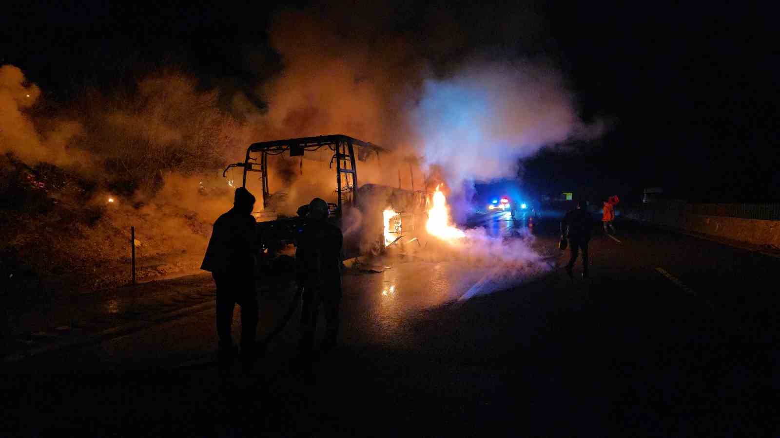 Otoyolda 39 yolcusu bulunan otobüs alev alev yandı
