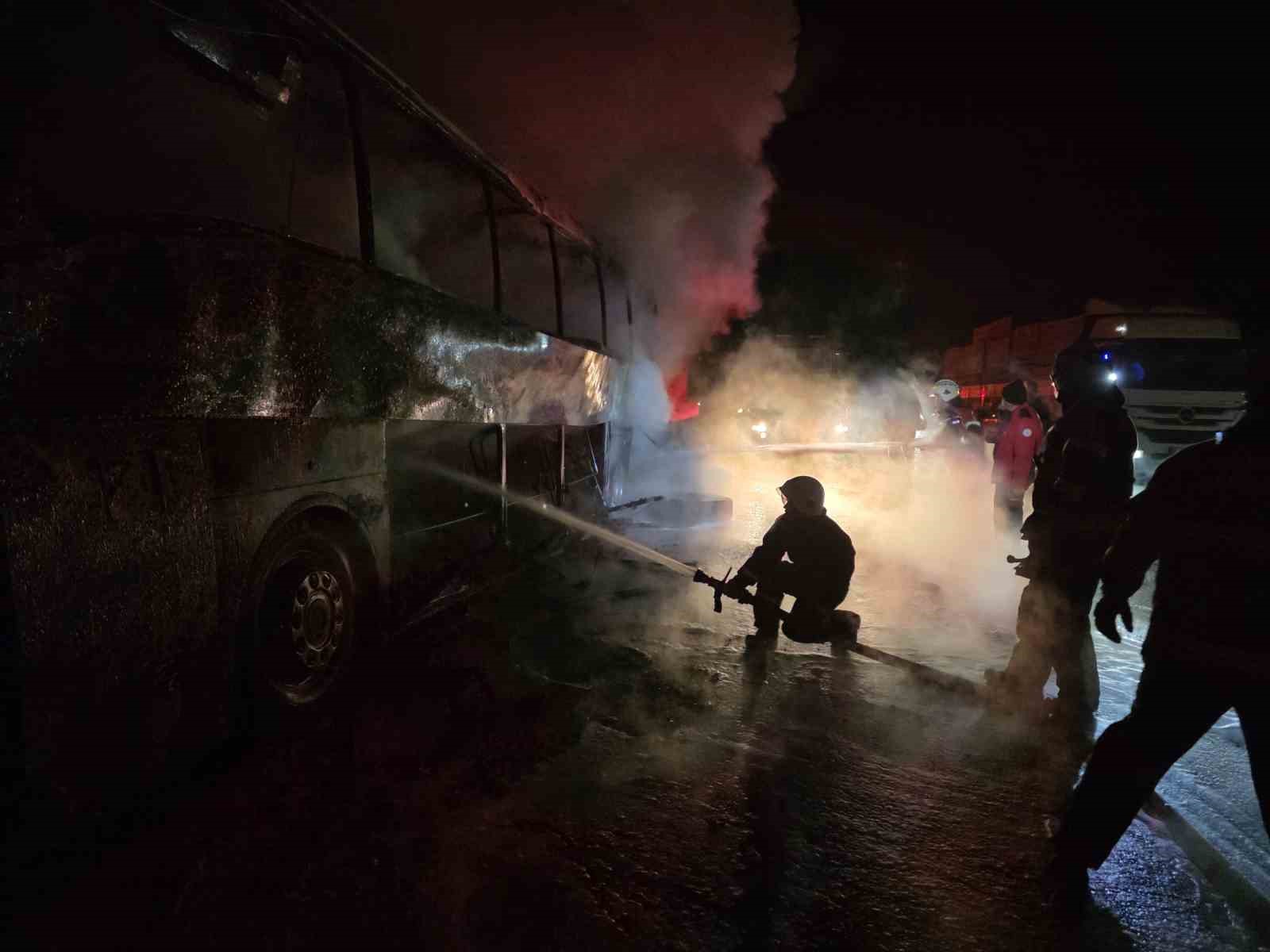 Otoyolda 39 yolcusu bulunan otobüs alev alev yandı
