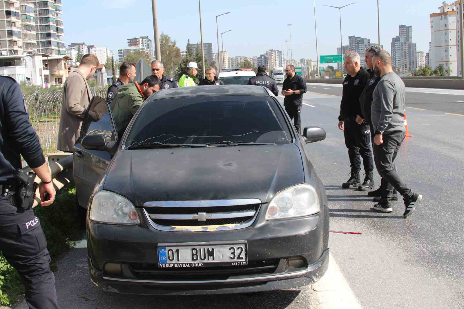 Otoyolda araç içinde sır ölüm: Başından tüfekle vurulmuş halde bulundu
