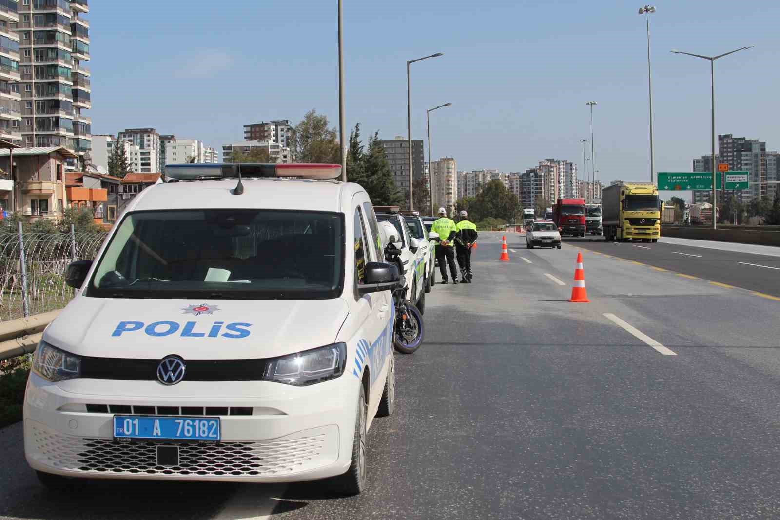 Otoyolda araç içinde sır ölüm: Başından tüfekle vurulmuş halde bulundu
