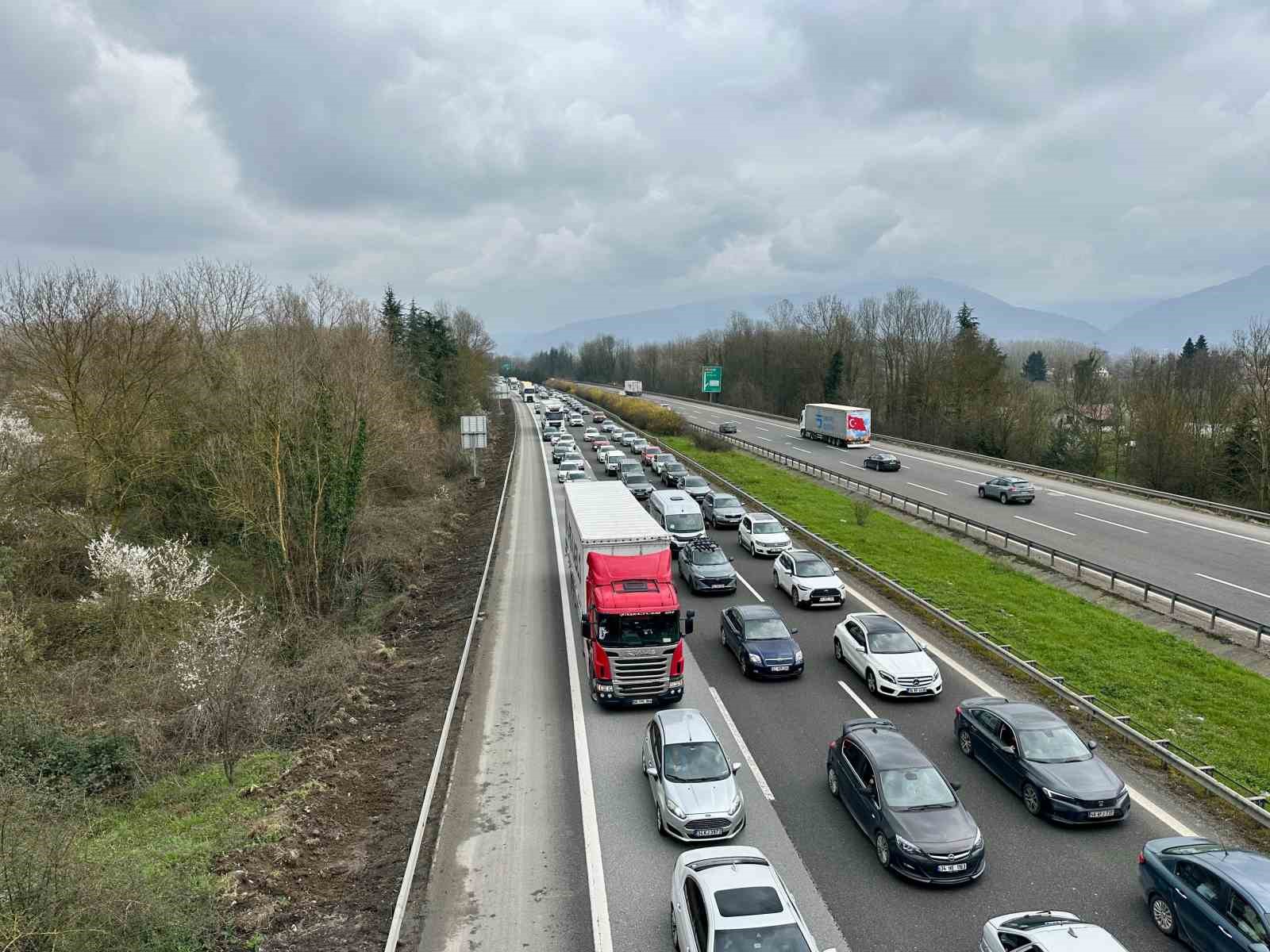 Otoyolda bayram yoğunluğu artarak devam ediyor
