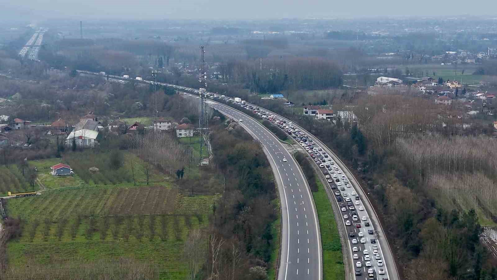 Otoyolda bayram yoğunluğu artarak devam ediyor
