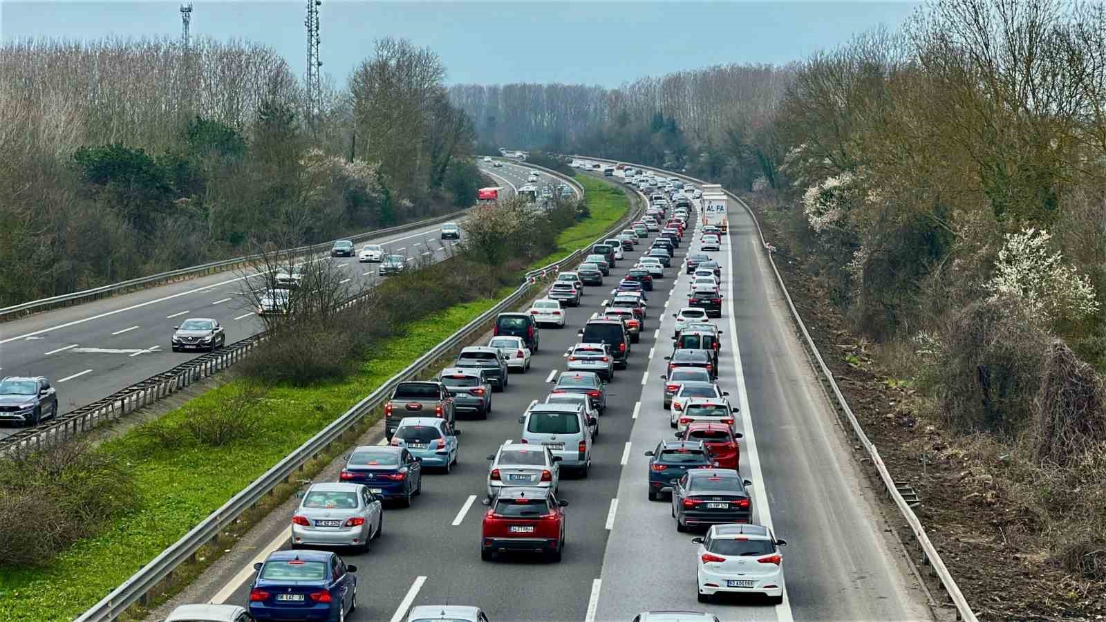 Otoyolda bayram yoğunluğu artarak devam ediyor
