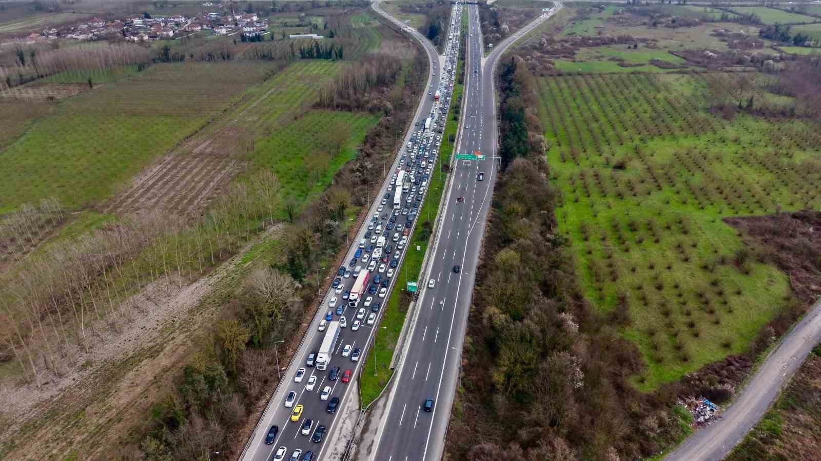 Otoyolda bayram yoğunluğu artarak devam ediyor
