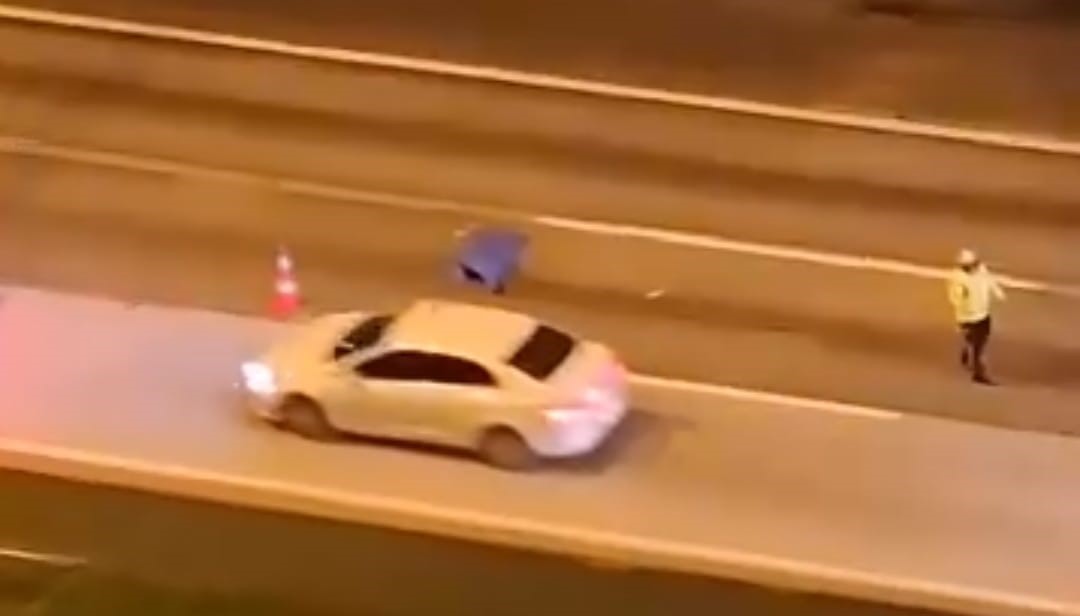 Otoyolda karşıya geçmeye çalıştı, tırın altında kalıp öldü
