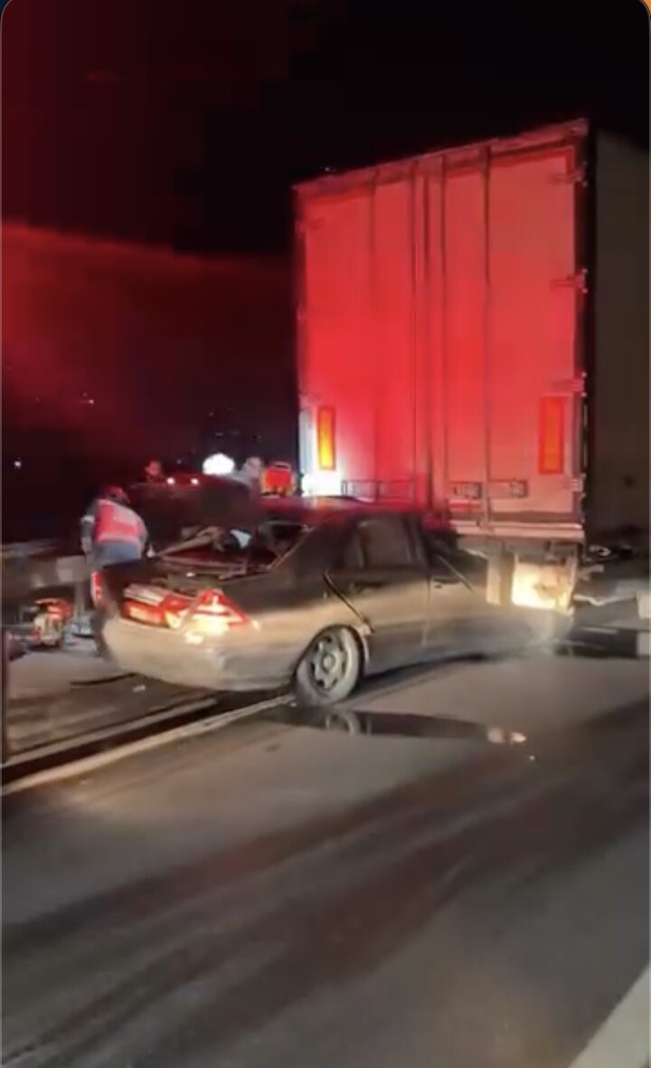 Otoyolda kontrolden çıkan otomobil, tıra arkadan çarptı: 1 yaralı
