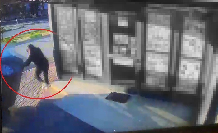 Oturduğu yerde aracın altında kalmaktan saniyelerle ile kurtuldu, o anlar güvenlik kamerasına yansıdı
Oturduğu yerde aracın altında kalmaktan saniyelerle ile kurtuldu, o anlar güvenlik kamerasına yansıdı