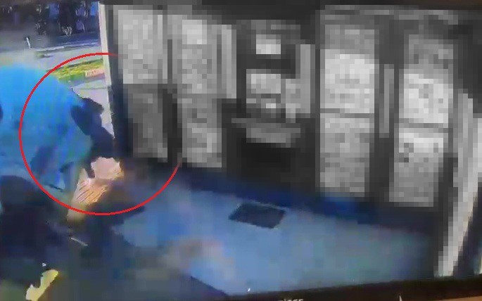 Oturduğu yerde aracın altında kalmaktan saniyelerle ile kurtuldu, o anlar güvenlik kamerasına yansıdı
Oturduğu yerde aracın altında kalmaktan saniyelerle ile kurtuldu, o anlar güvenlik kamerasına yansıdı