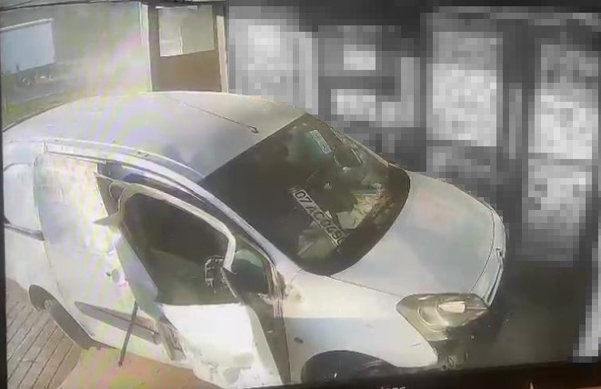 Oturduğu yerde aracın altında kalmaktan saniyelerle ile kurtuldu, o anlar güvenlik kamerasına yansıdı
Oturduğu yerde aracın altında kalmaktan saniyelerle ile kurtuldu, o anlar güvenlik kamerasına yansıdı