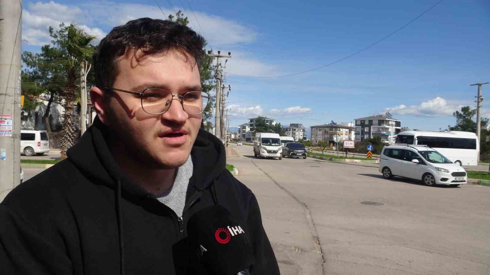 Oturduğu yerde aracın altında kalmaktan saniyelerle ile kurtuldu, o anlar güvenlik kamerasına yansıdı
Oturduğu yerde aracın altında kalmaktan saniyelerle ile kurtuldu, o anlar güvenlik kamerasına yansıdı