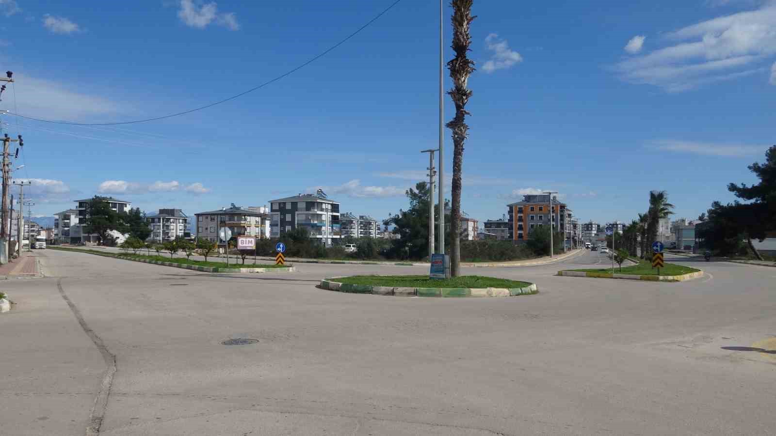 Oturduğu yerde aracın altında kalmaktan saniyelerle ile kurtuldu, o anlar güvenlik kamerasına yansıdı
Oturduğu yerde aracın altında kalmaktan saniyelerle ile kurtuldu, o anlar güvenlik kamerasına yansıdı