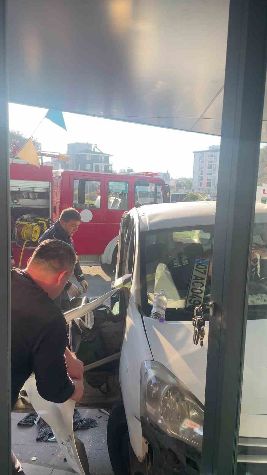 Oturduğu yerde aracın altında kalmaktan saniyelerle ile kurtuldu, o anlar güvenlik kamerasına yansıdı
Oturduğu yerde aracın altında kalmaktan saniyelerle ile kurtuldu, o anlar güvenlik kamerasına yansıdı