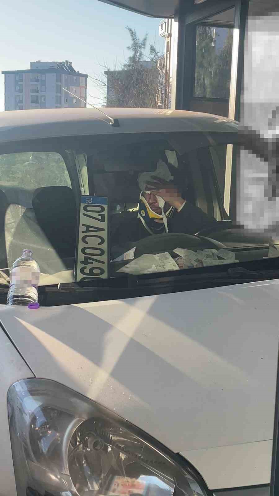 Oturduğu yerde aracın altında kalmaktan saniyelerle ile kurtuldu, o anlar güvenlik kamerasına yansıdı
Oturduğu yerde aracın altında kalmaktan saniyelerle ile kurtuldu, o anlar güvenlik kamerasına yansıdı