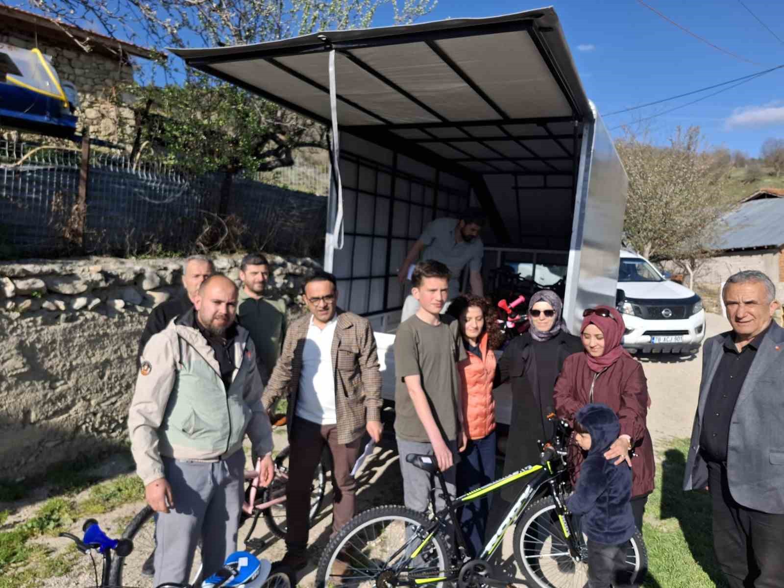 Ovacıklı öğrencilerin yüzü bisiklet desteğiyle güldü
