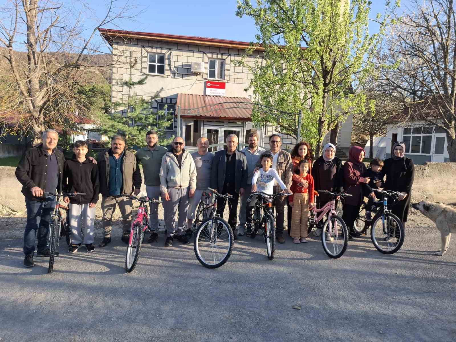 Ovacıklı öğrencilerin yüzü bisiklet desteğiyle güldü
