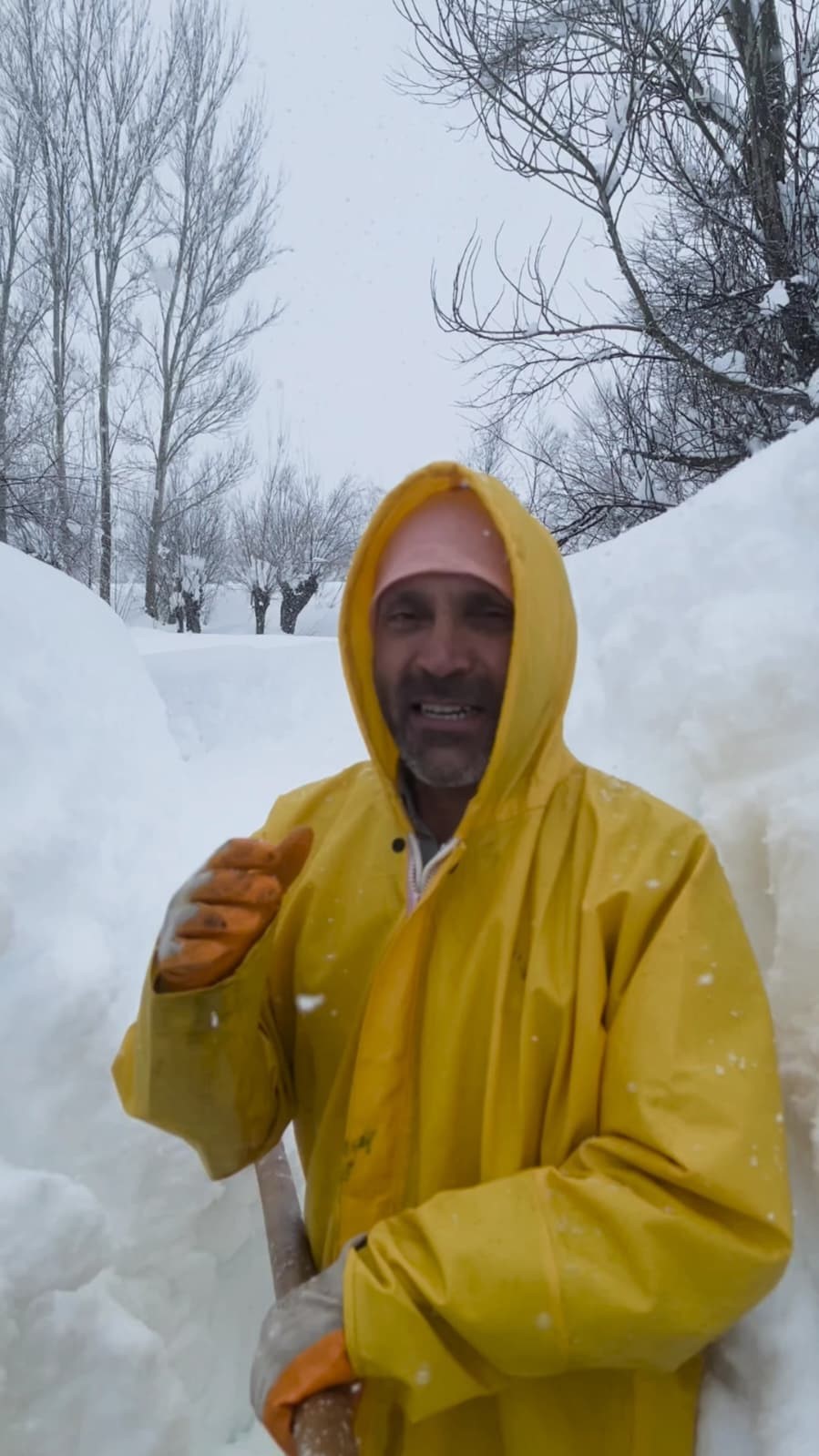 Ovacık’ta besicilerin zorlu kış mesaisi: Hayvanları suya götürmek için metrelerce kalınlıktaki karı kürekle temizlediler

