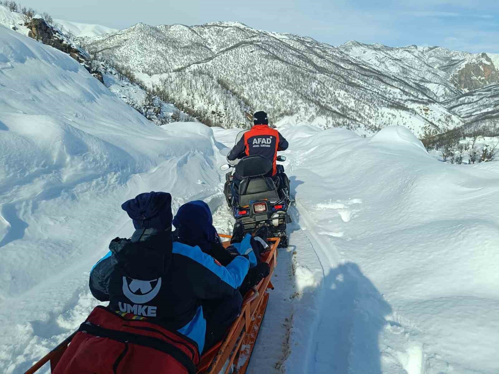 Ovacık’ta karla mücadelede zamanla yarış: 2 hastaya zorlu şartlarda müdahale
