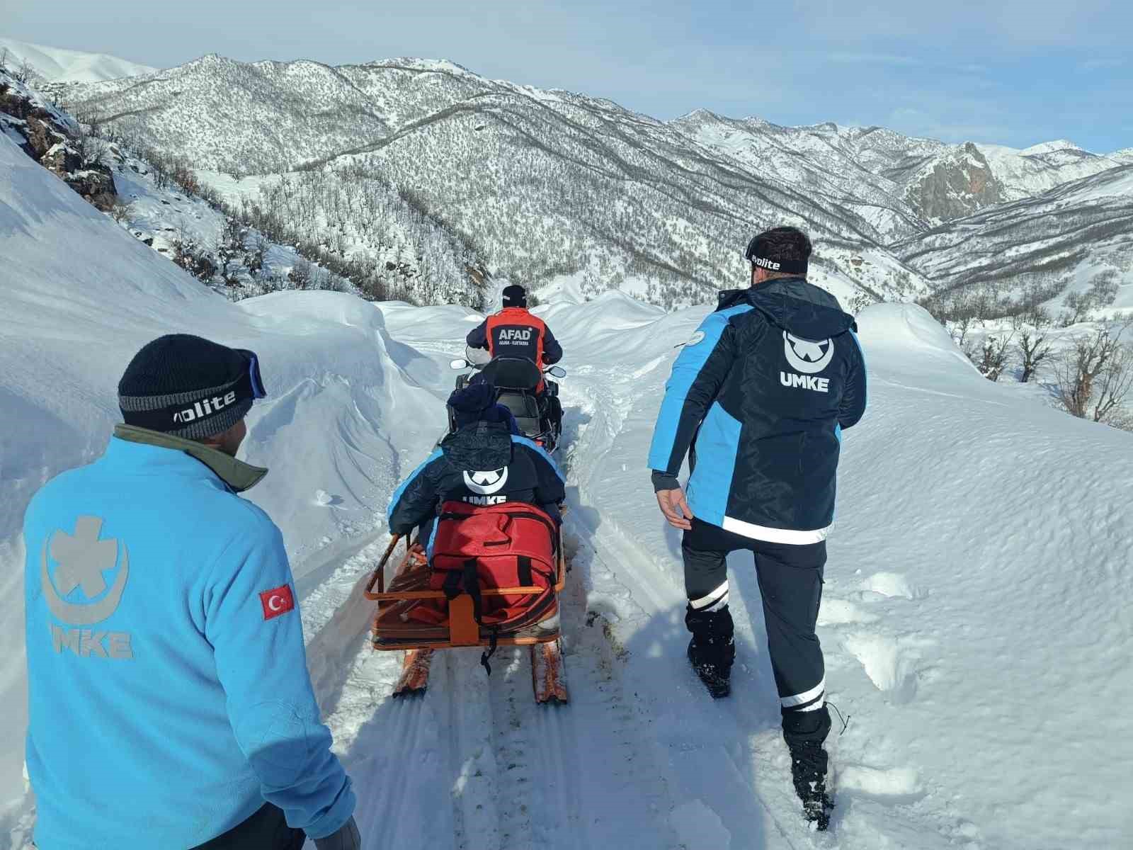Ovacık’ta karla mücadelede zamanla yarış: 2 hastaya zorlu şartlarda müdahale
