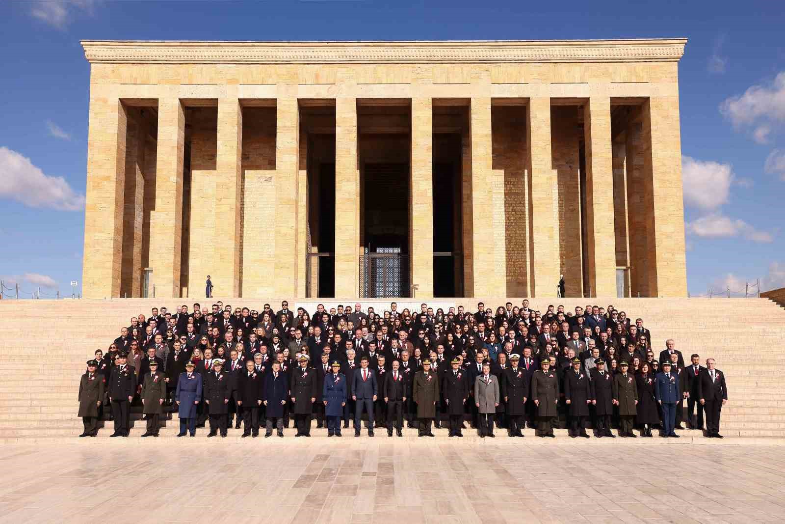 OYAK’tan 65’inci kuruluş yıl dönümünde Anıtkabir’e ziyaret
OYAK’tan 65’inci kuruluş yıl dönümünde Anıtkabir’e ziyaret