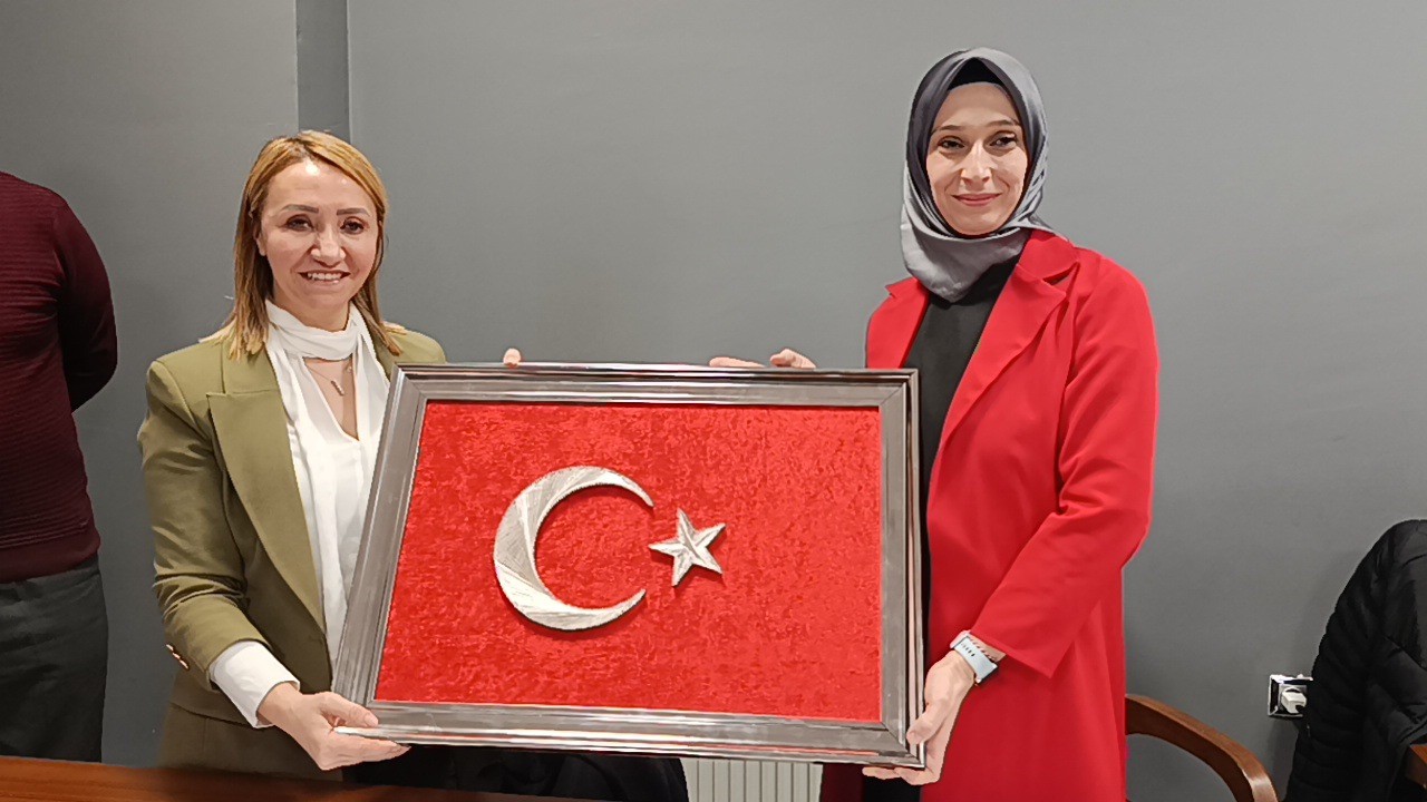 Oylar eşit çıkınca Meclis 1. Başkanvekili kurayla belirlendi
