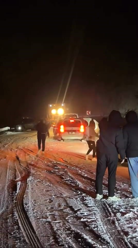 Oylat Kaplıcaları’nda 20 araç yolda mahsur kaldı
