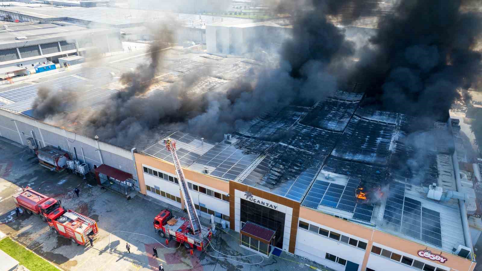 Oyuncak fabrikasındaki yangın dronla görüntülendi
