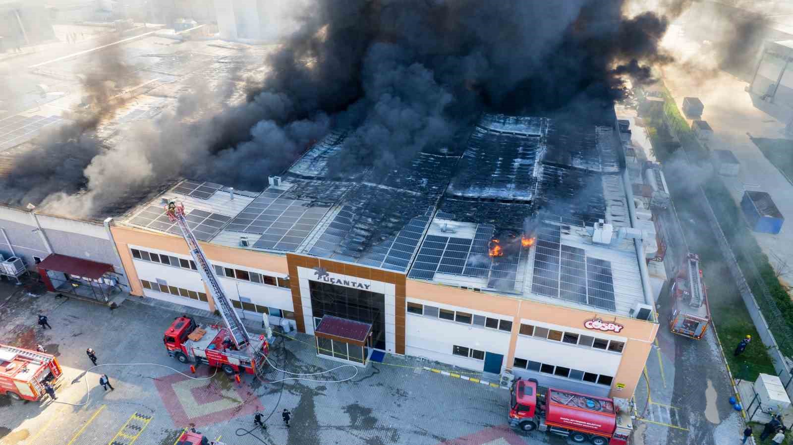 Oyuncak fabrikasındaki yangın dronla görüntülendi
