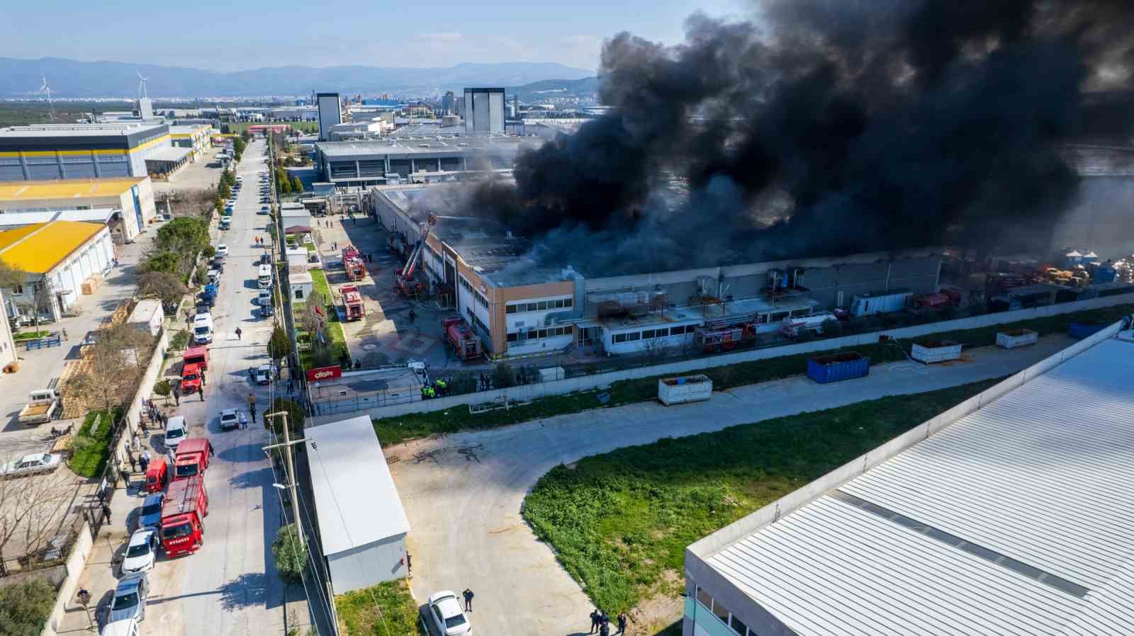 Oyuncak fabrikasındaki yangın dronla görüntülendi
