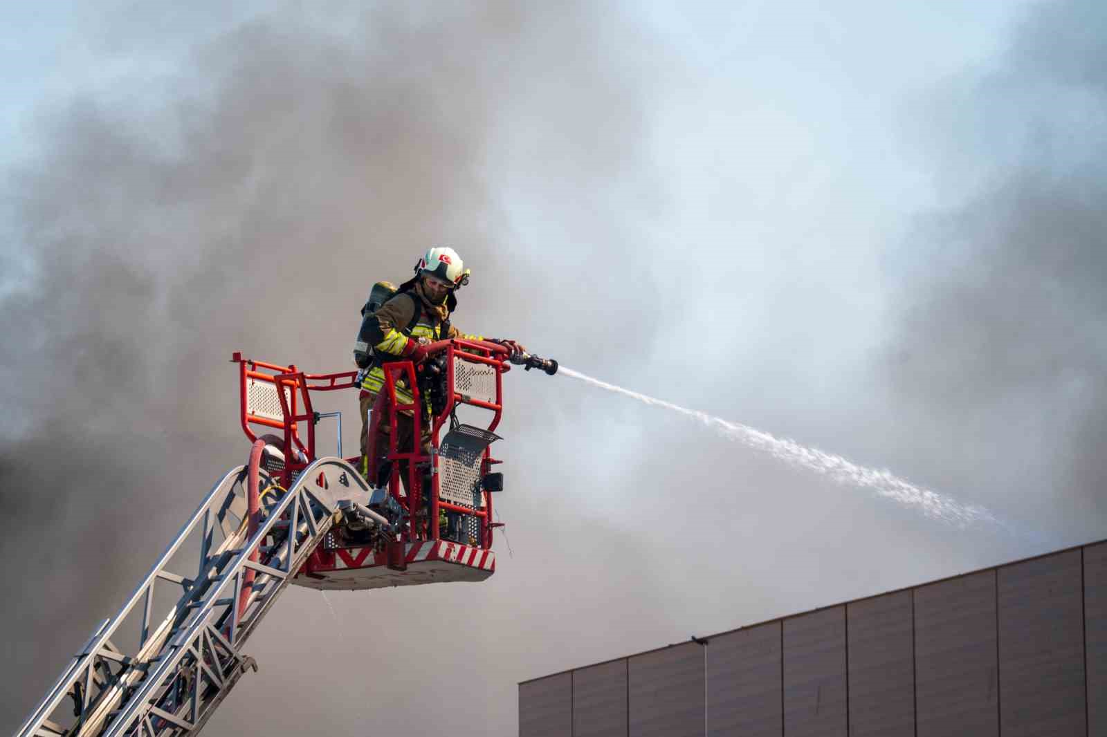 Oyuncak fabrikasındaki yangın dronla görüntülendi
